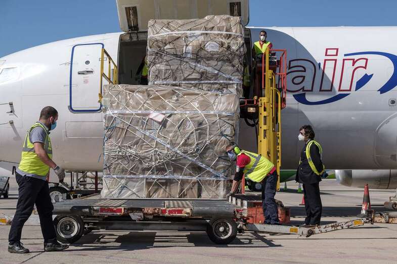 Descarga del avión (Foto TA)